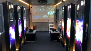 Im InnoTruck zeigen Multimedia-Stelen und eine VR-Anwendung verschiedene Facetten der Bioökonomie.