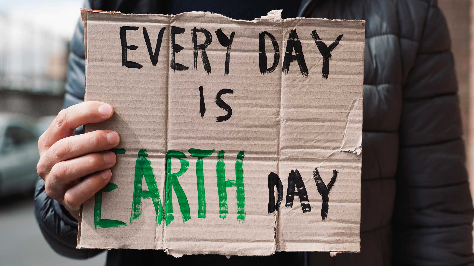 Zukunftsthemen: Nahaufnahme eines Teilnehmers von Fridays for Future mit einem Transparent auf dem steht: Every day is earth day